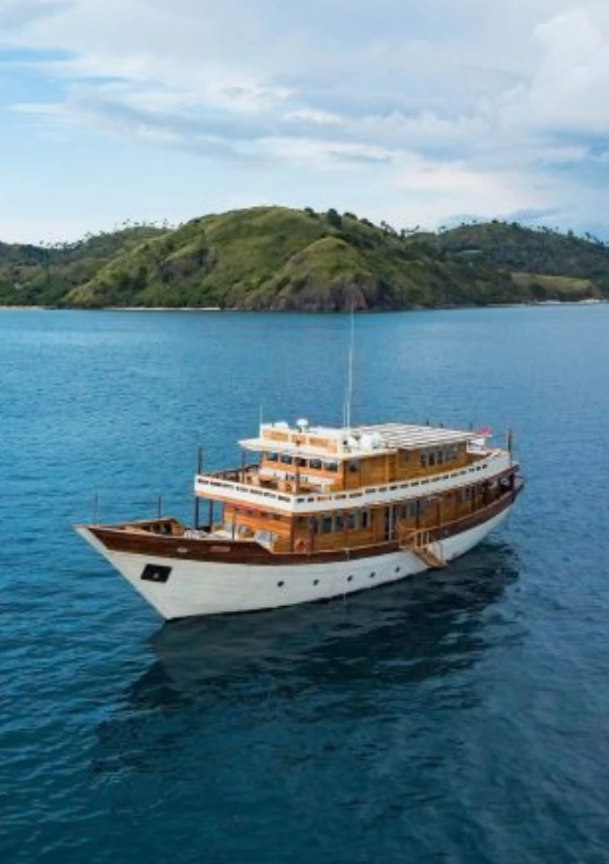 Phinisi Charter Labuan Bajo Labuan Bajo Boat Charter | Private Luxury Phinisi & Speedboat DMB Indonesia Tour Phinisi Charter Labuan Bajo Labuan Bajo Boat Charter | Private Luxury Phinisi & Speedboat DMB Indonesia Tour